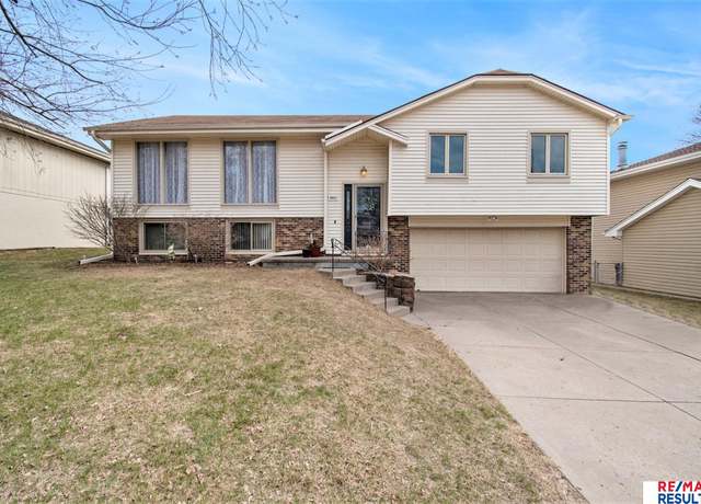 Property at 14827 Seward Plz, Omaha, NE 68154, 3 beds, 2.5 baths