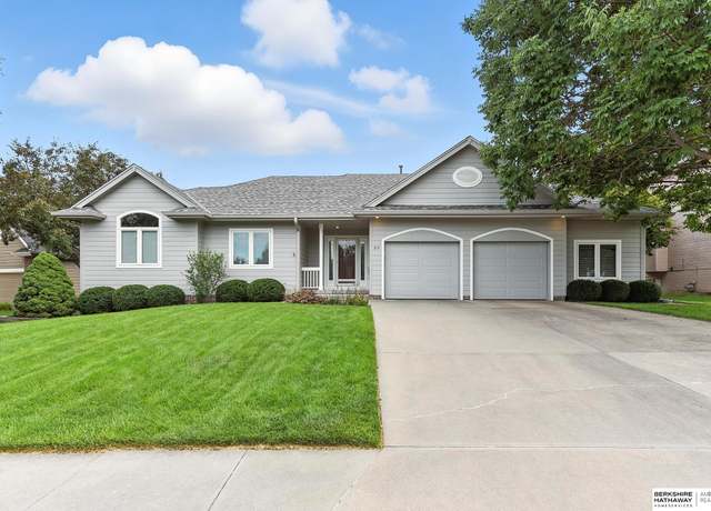 Property at 219 Oakmont Dr, Papillion, NE 68133, 4 beds, 3 baths