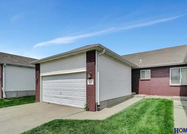 Property at 2450 City View Ct, Lincoln, NE 68521, 3 beds, 3 baths