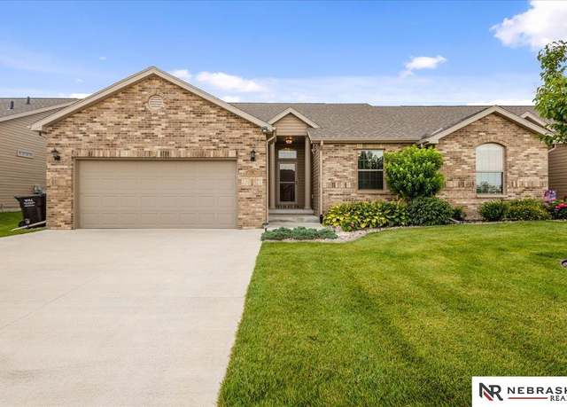 Property at 131 S 92nd St, Lincoln, NE 68520, 3 beds, 3 baths