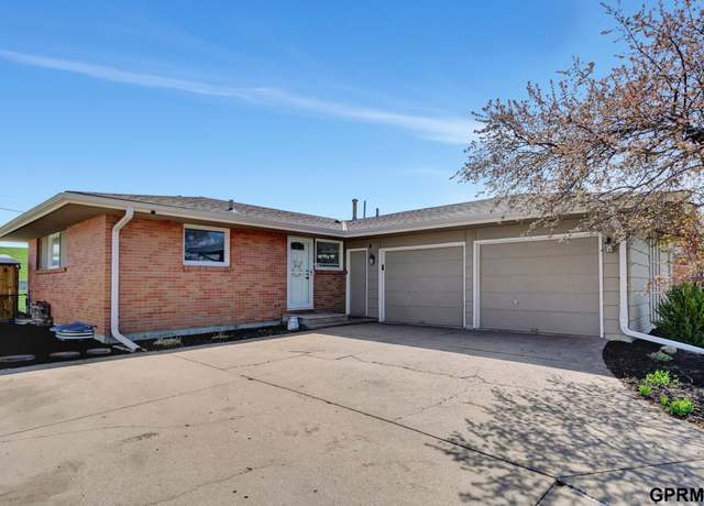 Property at 908 Carlos Dr, Lincoln, NE 68505, 3 beds, 2 baths