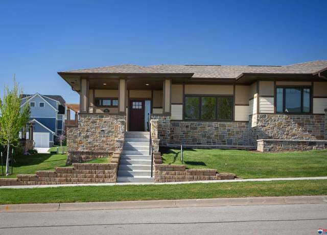 Property at 800 Aster Rd, Lincoln, NE 68521, 2 beds, 2.5 baths