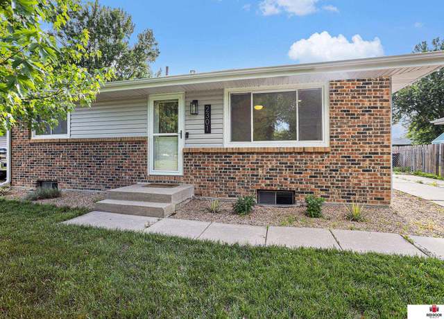 Property at 2301 SW 13th St, Lincoln, NE 68522, 3 beds, 2 baths