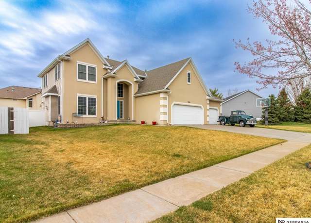 Property at 7929 S 37th St, Lincoln, NE 68516, 3 beds, 2.5 baths
