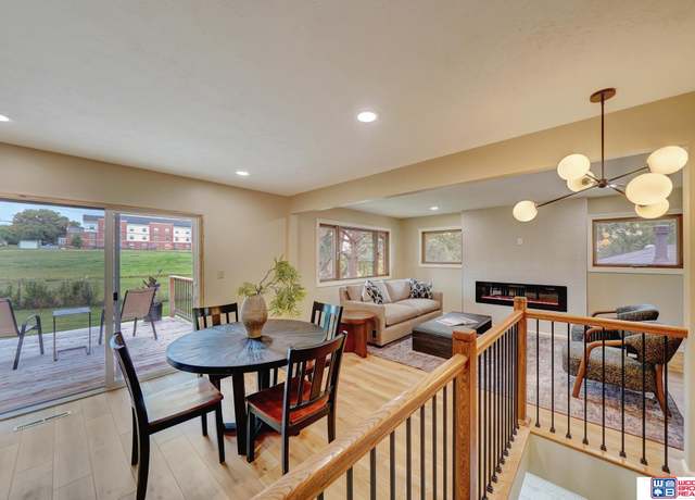 Property at 241 Wedgewood Dr, Lincoln, NE 68510, 3 beds, 2.5 baths