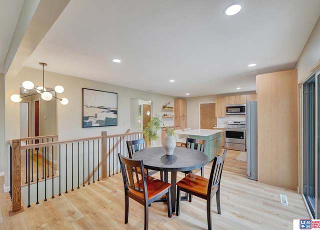 Property at 241 Wedgewood Dr, Lincoln, NE 68510, 3 beds, 2.5 baths