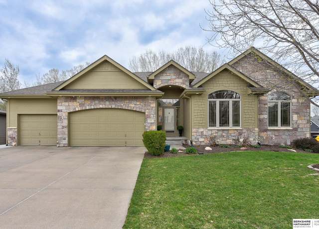 Property at 231 S 200th St, Omaha, NE 68022, 4 beds, 3 baths