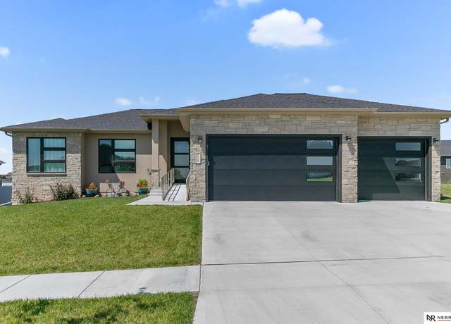 Property at 7510 Ponce Dr, Lincoln, NE 68516, 5 beds, 3 baths