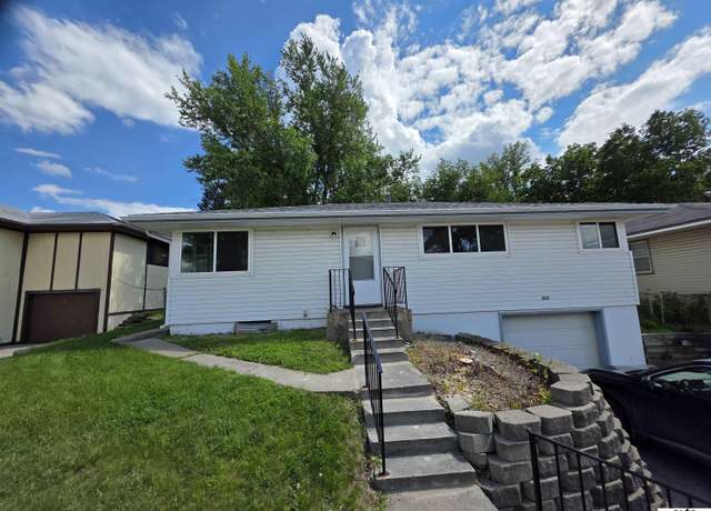 Property at 5517 Pioneers Blvd, Lincoln, NE 68516, 3 beds, 1.5 baths