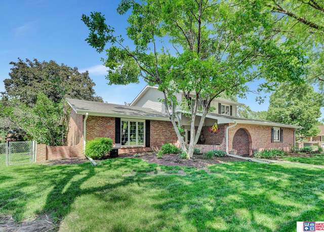 Property at 6820 Rexford Dr, Lincoln, NE 68506, 3 beds, 2.5 baths