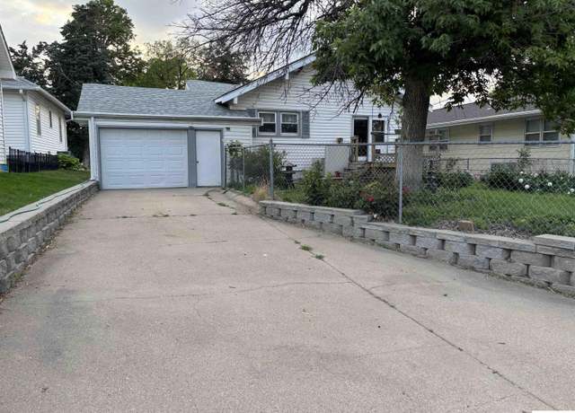 Property at 2710 S 13th St, Lincoln, NE 68502, 2 beds, 2 baths