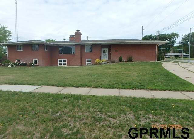 Property at 2500 W Madison Ave, Norfolk, NE 68701, 3 beds, 3 baths