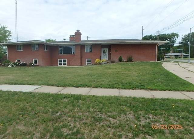 Property at 2500 W Madison Ave, Norfolk, NE 68701, 3 beds, 3 baths