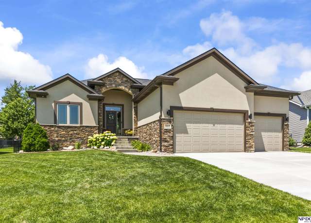 Property at 9203 Del Rio Dr, Lincoln, NE 68516, 5 beds, 3 baths