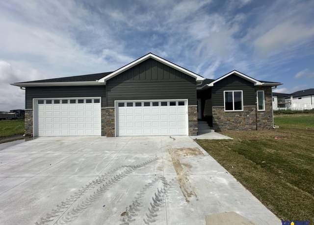 Property at 945 N 108th St, Lincoln, NE 68527, 6 beds, 3 baths
