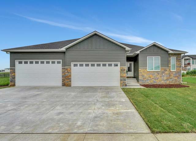 Property at 945 N 108th St, Lincoln, NE 68527, 6 beds, 3 baths