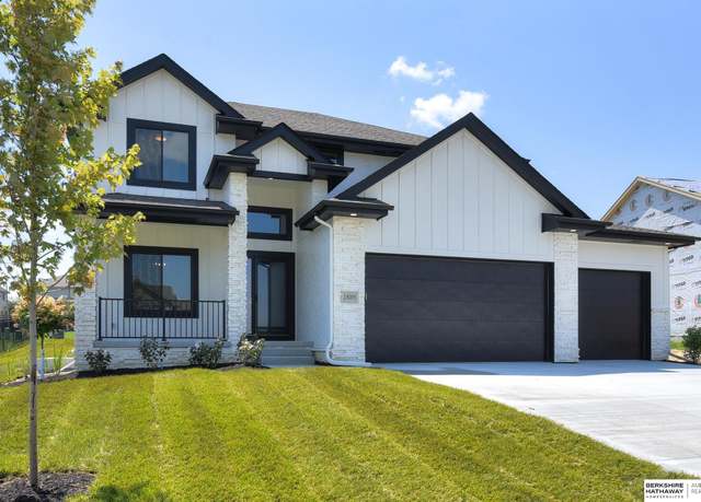 Property at 19009 Riviera Dr, Omaha, NE 68136, 5 beds, 3.5 baths
