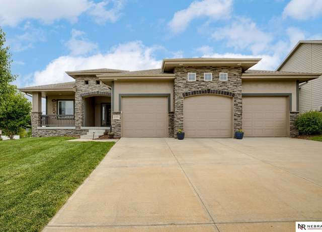 Property at 11051 Edgewater Dr, Papillion, NE 68046, 4 beds, 3 baths