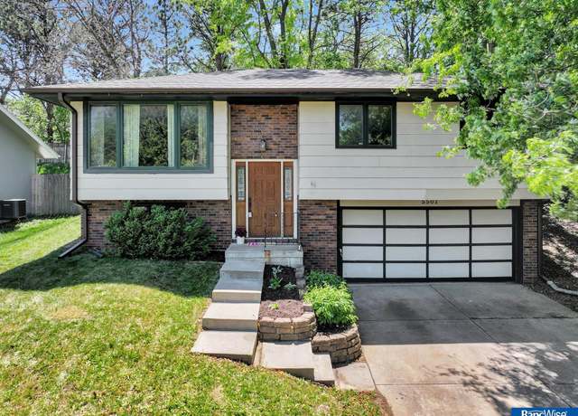 Property at 5501 London Rd, Lincoln, NE 68516, 3 beds, 2 baths