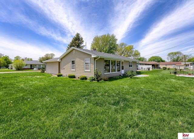 Property at 307 N Birchwood Dr, Fremont, NE 68025, 2 beds, 1.5 baths