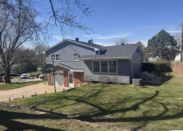 Property at 7624 Nebraska Ave, Omaha, NE 68134, 3 beds, 1.5 baths
