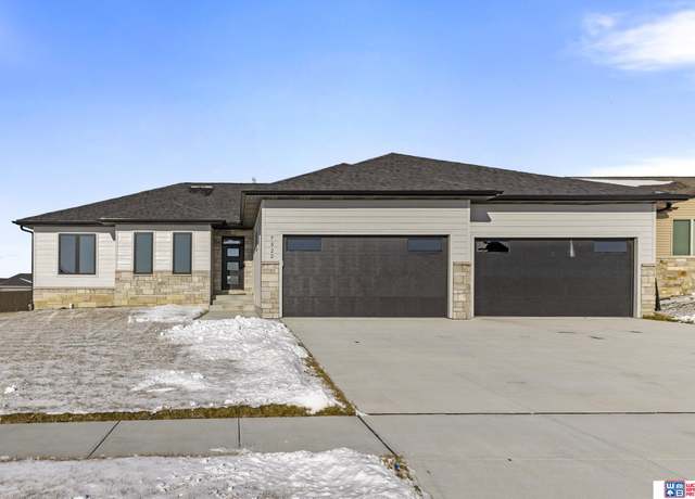 Property at 7522 Himalayas Dr, Lincoln, NE 68516, 5 beds, 4 baths
