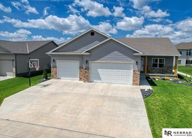 Property at 1233 N 100th St, Lincoln, NE 68527, 5 beds, 3 baths