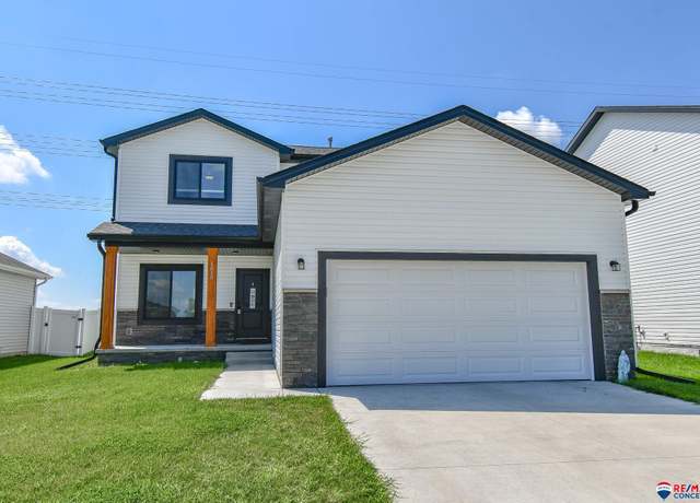 Property at 1015 W Panorama Rd, Lincoln, NE 68523, 3 beds, 2.5 baths