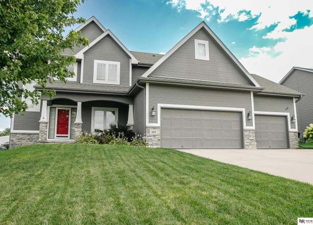 Property at 13805 S 49th St, Papillion, NE 68133, 5 beds, 3.5 baths