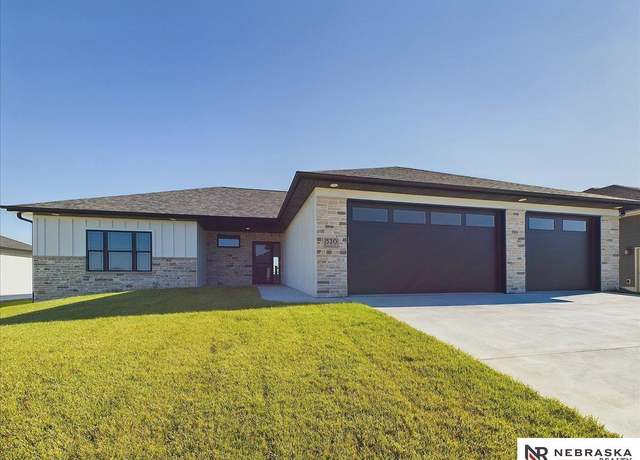 Property at 520 N 108th St, Lincoln, NE 68527, 4 beds, 2 baths