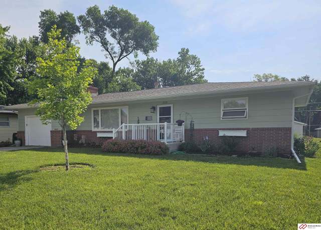 Property at 1720 N 17th St, Beatrice, NE 68310, 3 beds, 2 baths