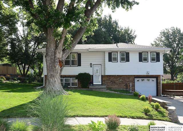 Property at 5511 S 104th Cir, Omaha, NE 68127, 2 beds, 2 baths