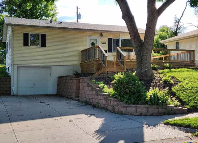Property at 3608 S 87 Ave, Omaha, NE 68124, 3 beds, 1 bath