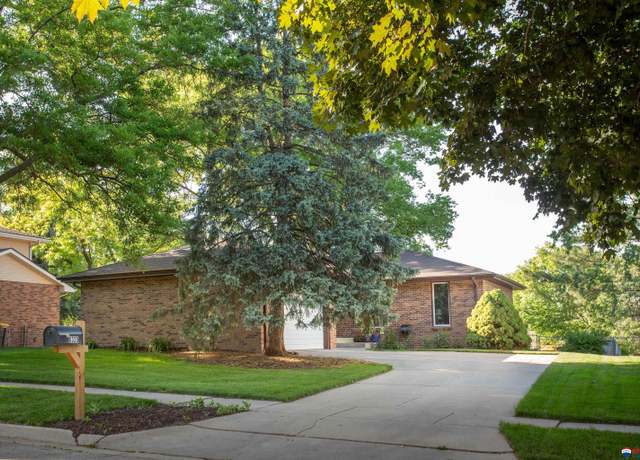 Property at 6320 Oakridge Dr, Lincoln, NE 68516, 3 beds, 2.5 baths