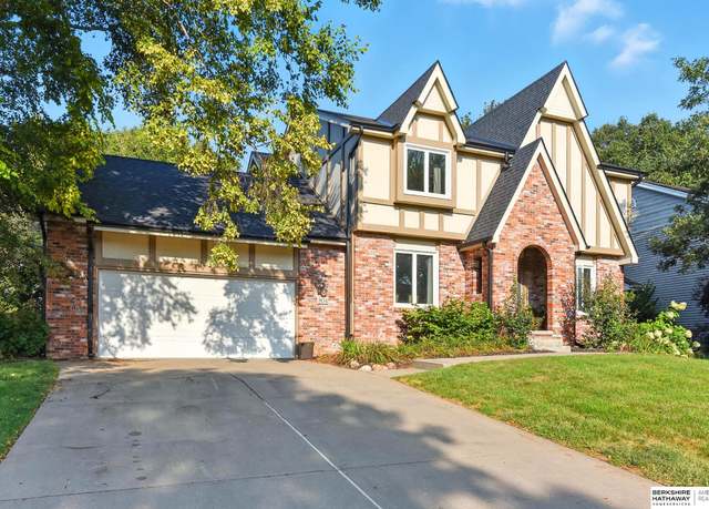 Property at 804 Valentine Ln, Papillion, NE 68046, 4 beds, 3 baths