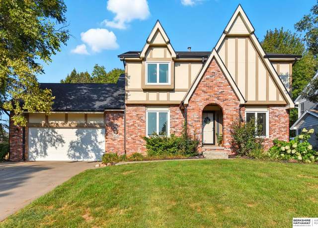 Property at 804 Valentine Ln, Papillion, NE 68046, 4 beds, 3 baths