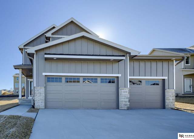 Property at 12219 S 111th Ave, Papillion, NE 68046, 3 beds, 2.5 baths