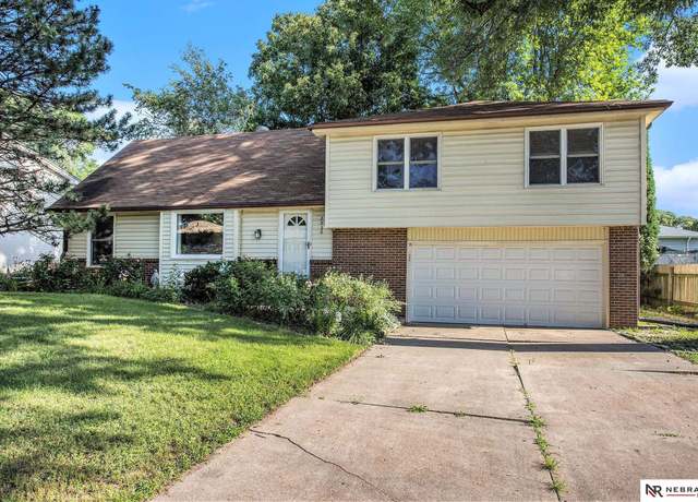 Property at 2920 Loveland Dr, Lincoln, NE 68502, 4 beds, 3 baths