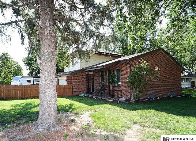 Property at 2301 Dodge St, Lincoln, NE 68521, 4 beds, 3 baths