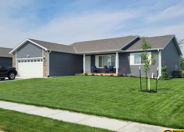 Property at 843 N 26th St, Beatrice, NE 68310, 3 beds, 2.5 baths
