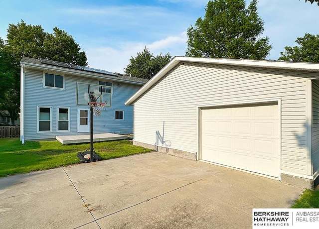 Property at 2211 W Sumner St, Lincoln, NE 68522, 3 beds, 2.5 baths