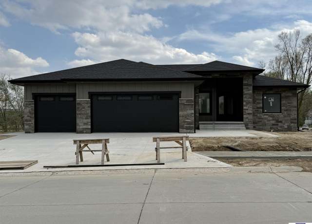 Property at 711 Valley Rd, Papillion, NE 68046, 3 beds, 2 baths