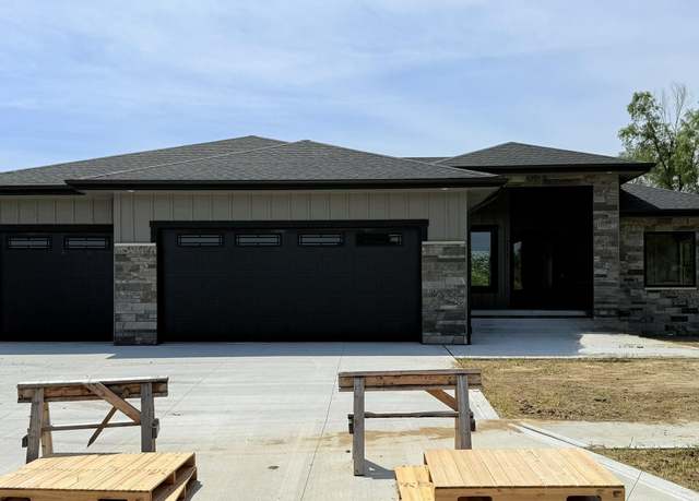 Property at 711 Valley Rd, Papillion, NE 68046, 3 beds, 2 baths