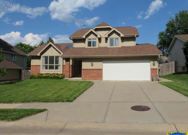 Property at 933 N 150 St, Omaha, NE 68154, 3 beds, 2.5 baths