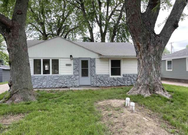 Property at 1327 N Cedar Ave, Hastings, NE 68901, 2 beds, 1 bath