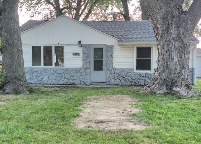 Property at 1327 N Cedar Ave, Hastings, NE 68901, 2 beds, 1 bath