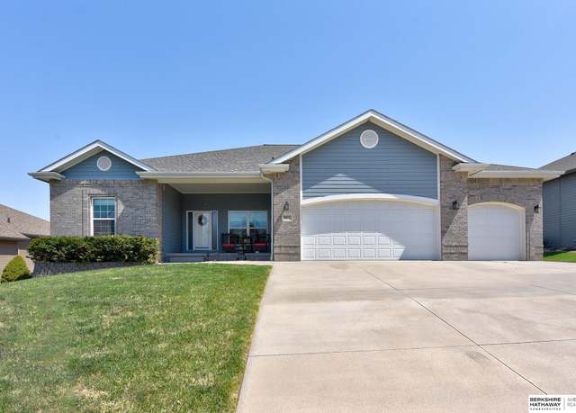 Property at 9407 S 71st Ave, Papillion, NE 68133, 4 beds, 3.5 baths