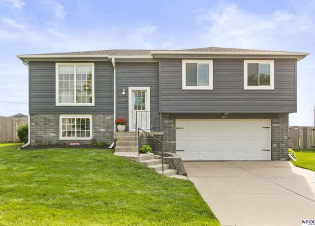Property at 1211 Devon Dr, Papillion, NE 68046, 3 beds, 2 baths