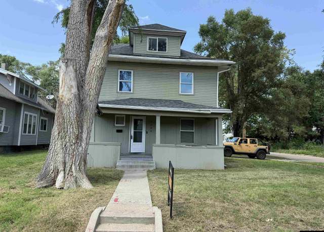 Property at 2504 Hartman Ave, Omaha, NE 68111, 5 beds, 3 baths