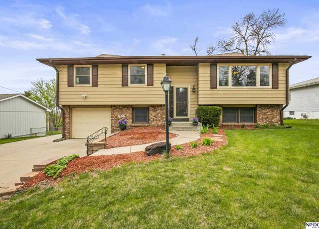 Property at 2022 N 104th Cir, Omaha, NE 68134, 4 beds, 2 baths